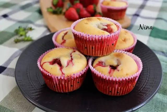 4步做好草莓蜂蜜玛芬蛋糕!不用加面粉，在家一次就成功