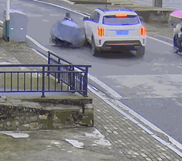 事发鄂州！轿车“疯了”！连撞两车-小辉娱乐网