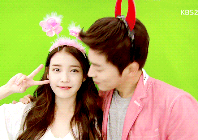 iu与曹政奭,一看就是小清爽的爱情模式吧?让人嘴角不自发上扬.