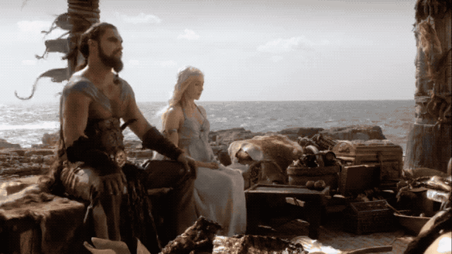 第一季01集,龙妈被哥哥引见给卓戈卡奥,龙母的命运之门也自此开启