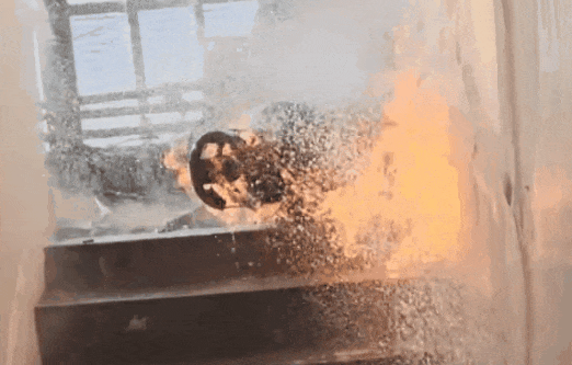 燃气灶打不着，江苏一大爷竟“以火试气”-小辉娱乐网