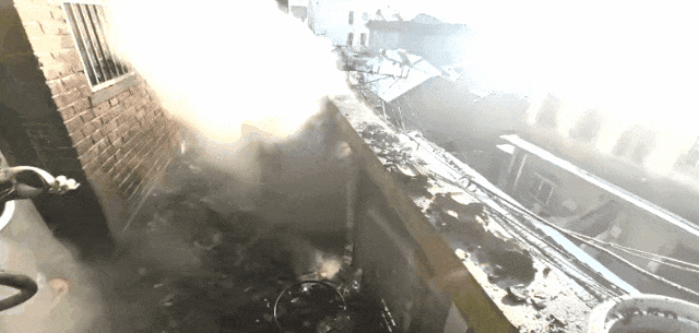 燃气灶打不着，江苏一大爷竟“以火试气”-小辉娱乐网