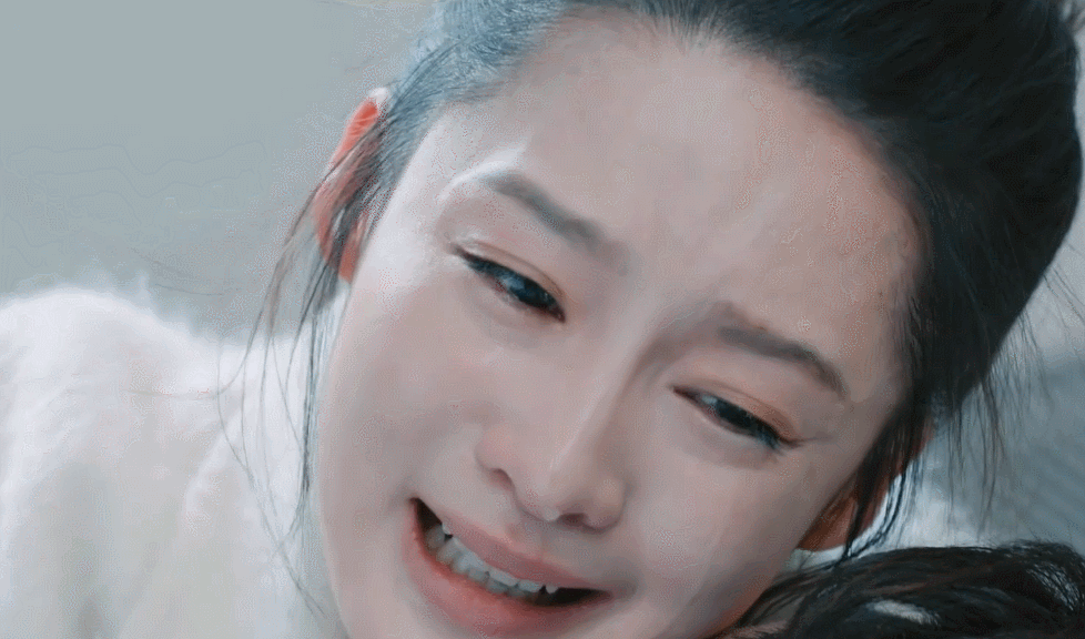 哭到崩溃~李沁饰演的女主杜晓苏是典型的美强惨人设,才播了十几集