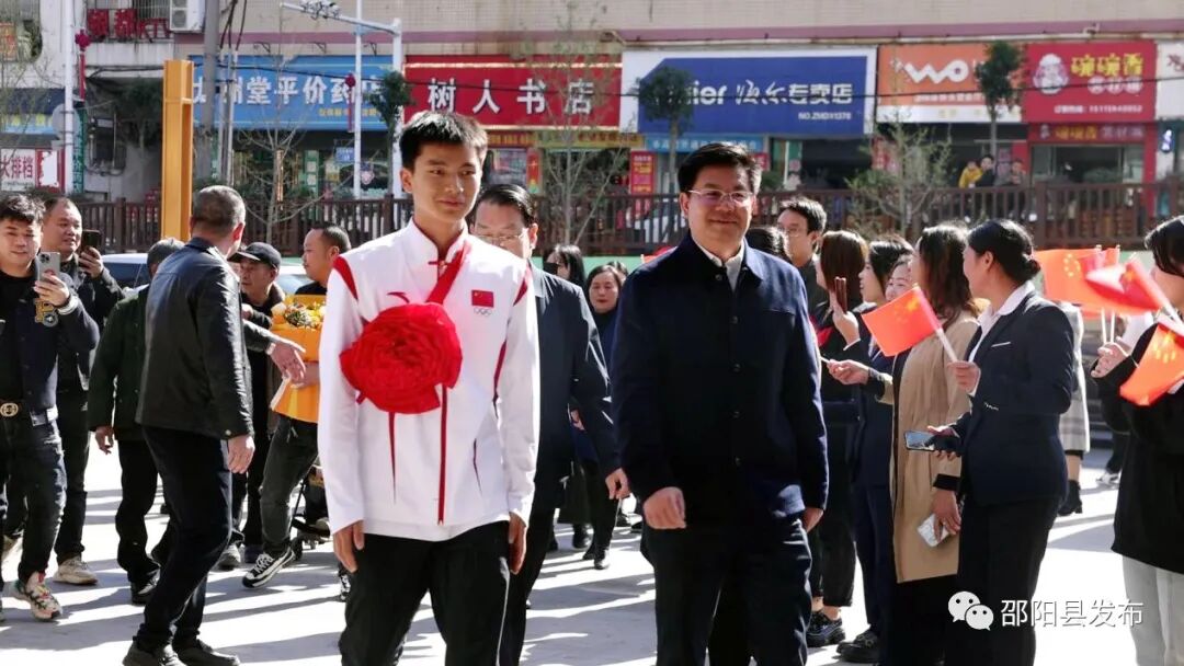 邵阳:亚运冠军伍鹏载誉归乡 家乡人民热情欢迎!-小辉娱乐网