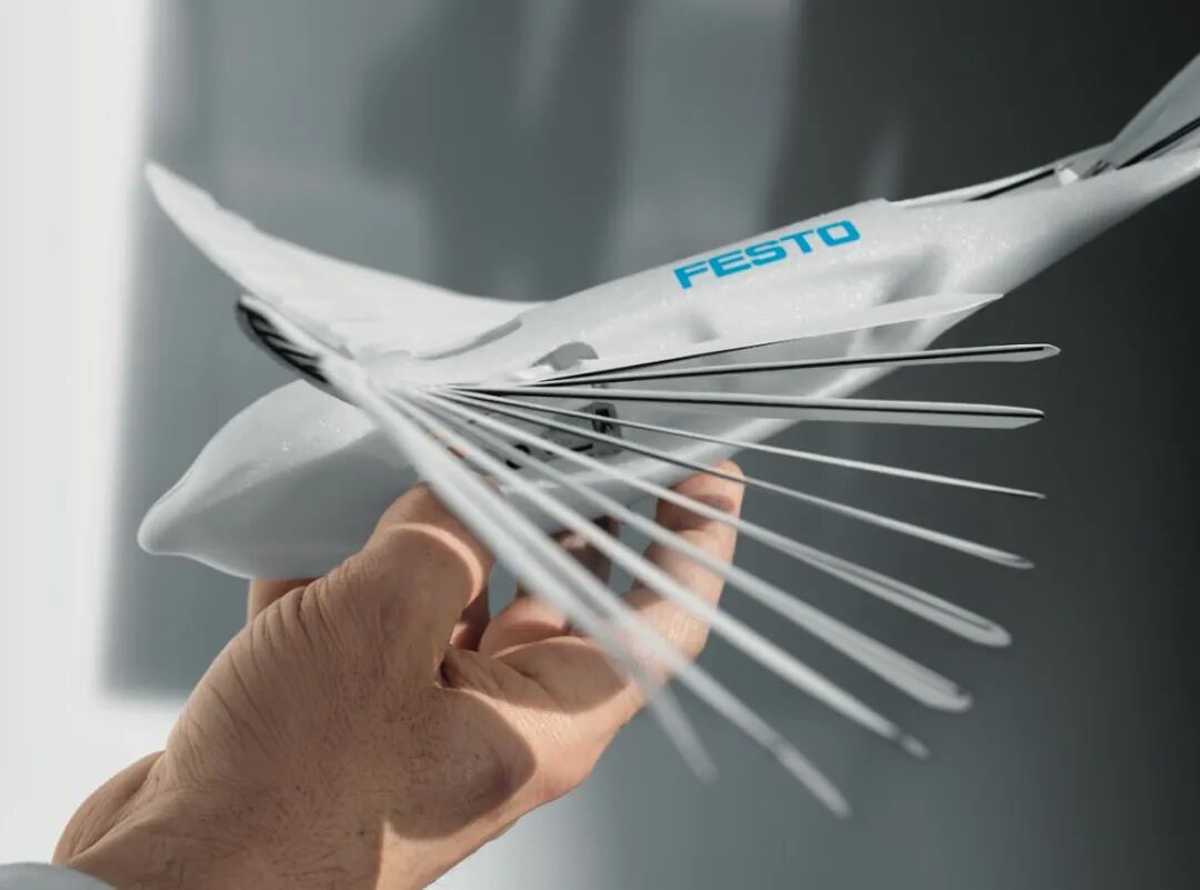 festo的新型仿生机器人包括一只羽毛状的仿生鸟
