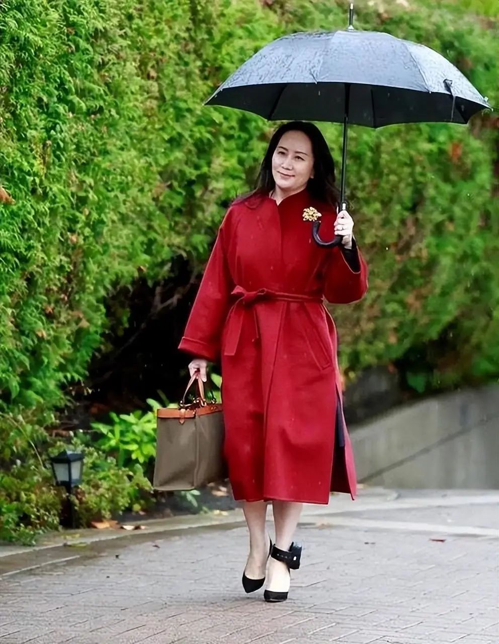 身材微胖的中年女人秋天怎么穿？孟晚舟的穿搭值得借鉴，优雅贵气