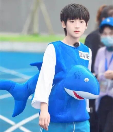 印象里就是纯小孩,所以刷到他的这个视频才更震惊,感觉他是瞬间长大