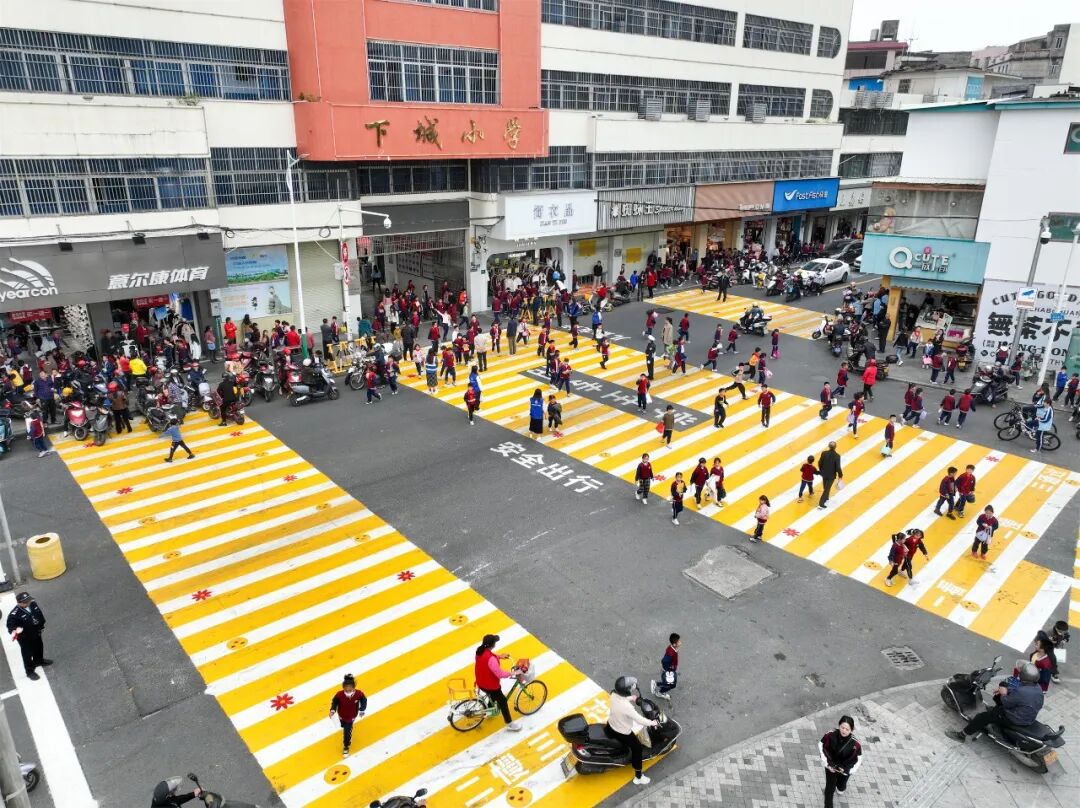 河源首条儿童友好斑马线亮相!
