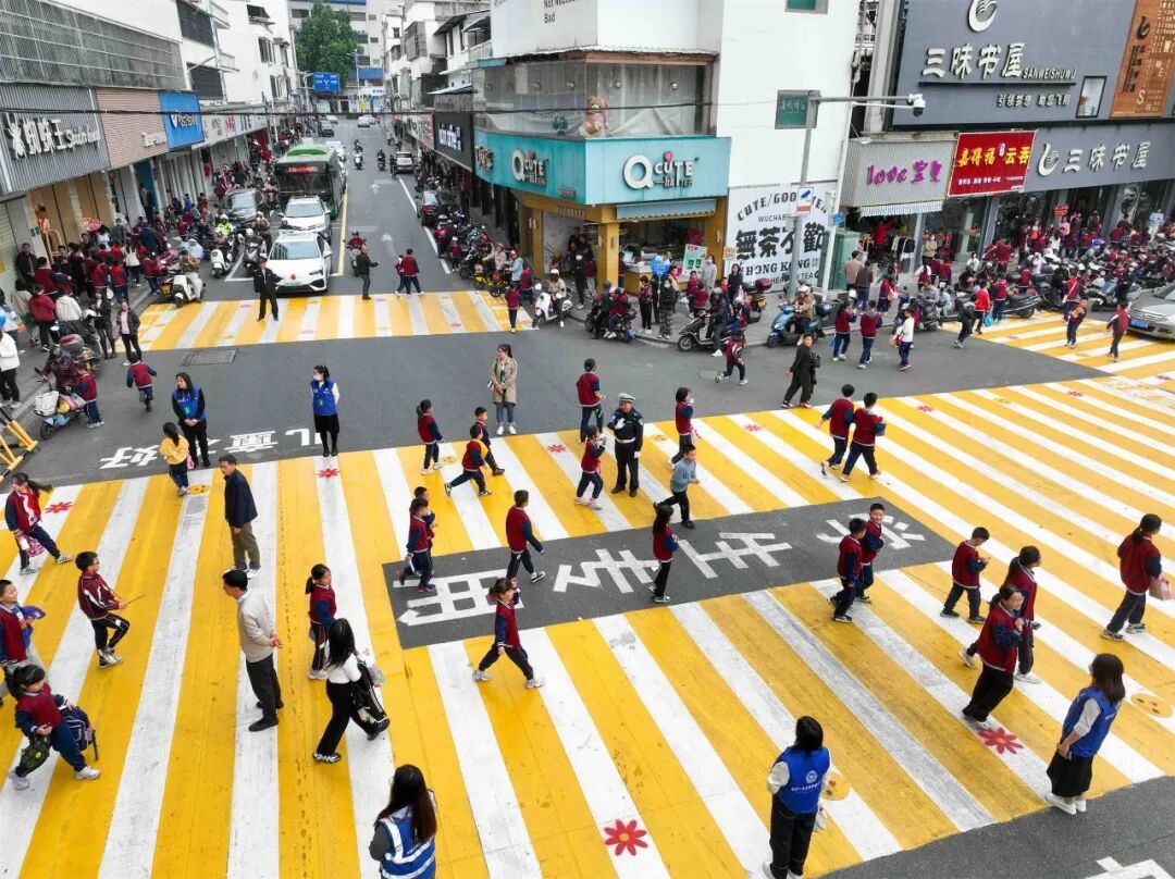 河源首条儿童友好斑马线亮相!