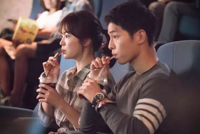 宋慧乔和宋仲基两小我因为电视剧《太阳的后裔》结缘,在这部剧中饰演