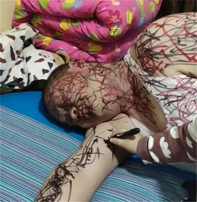 爸爸喝醉不省人事，被儿子当作人肉画板，网友：绘画天赋绝了