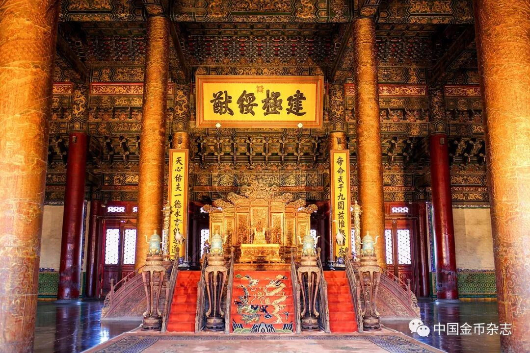 他的主要贡献是康熙中期主持修建了故宫三大殿——太和殿,中和殿