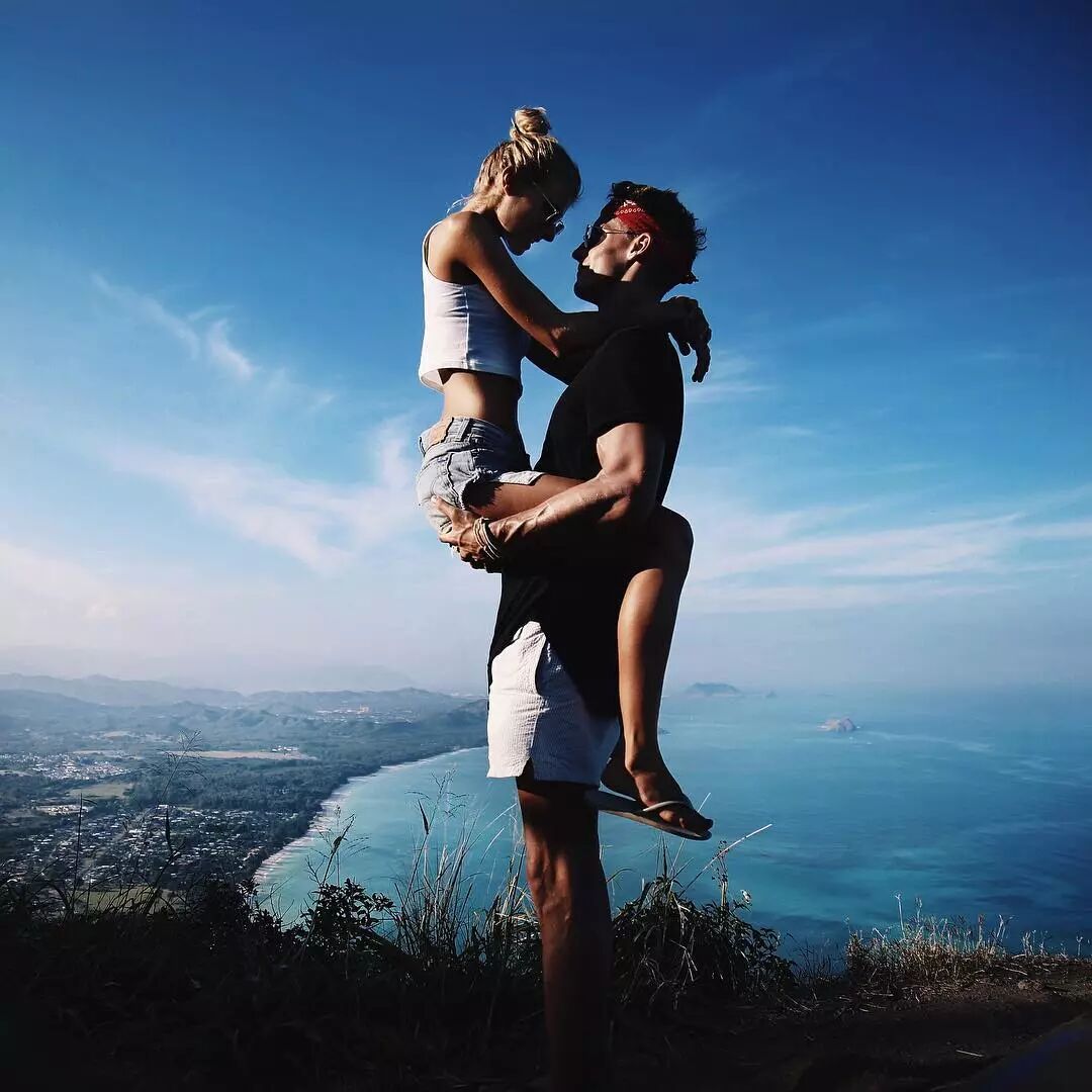 别人牵手亲吻,他们却在海边密切,熊抱,连姿势都潮过人,怎能不引起追捧