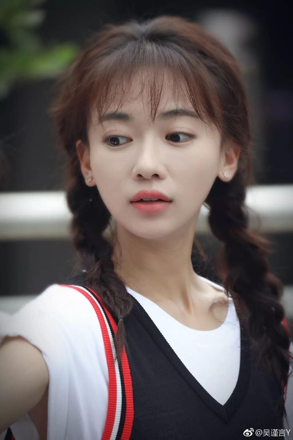 魏璎珞被戏称为杠精,这位剧中"清汤挂面"式的吴谨言