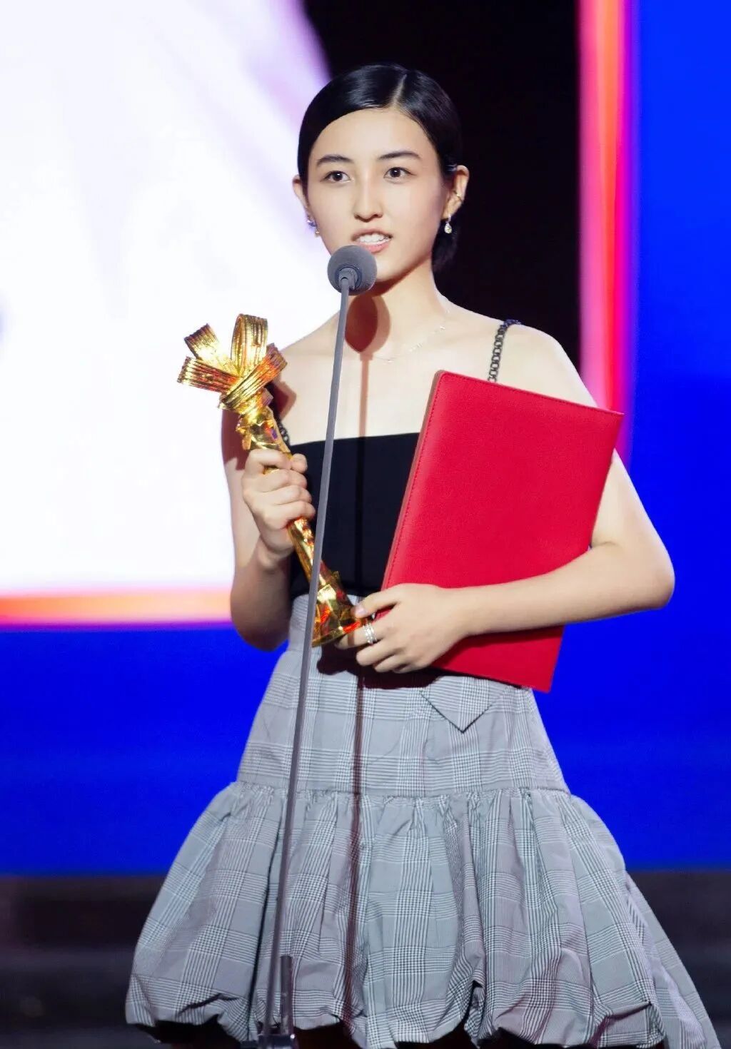 5岁的张子枫因为长相可爱,获得了拍摄第一支广告的机会.