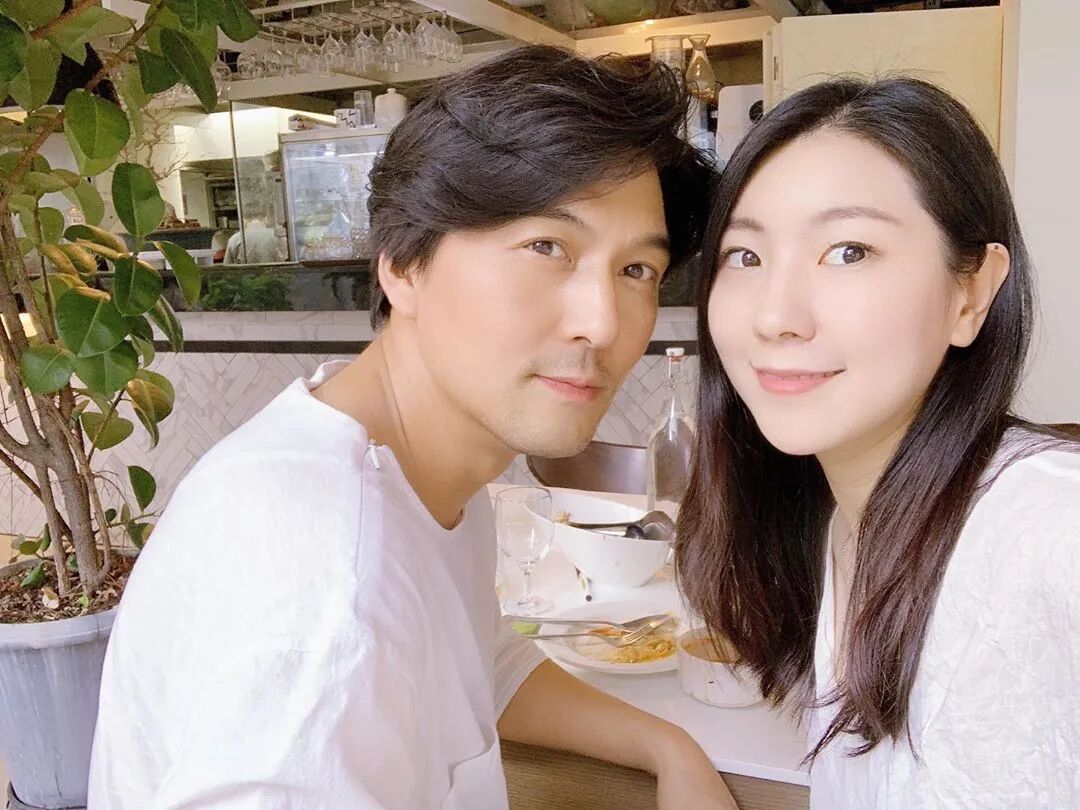 而这档节目降生出的实际情侣并不止这一对,吴昶锡和李彩恩在出演