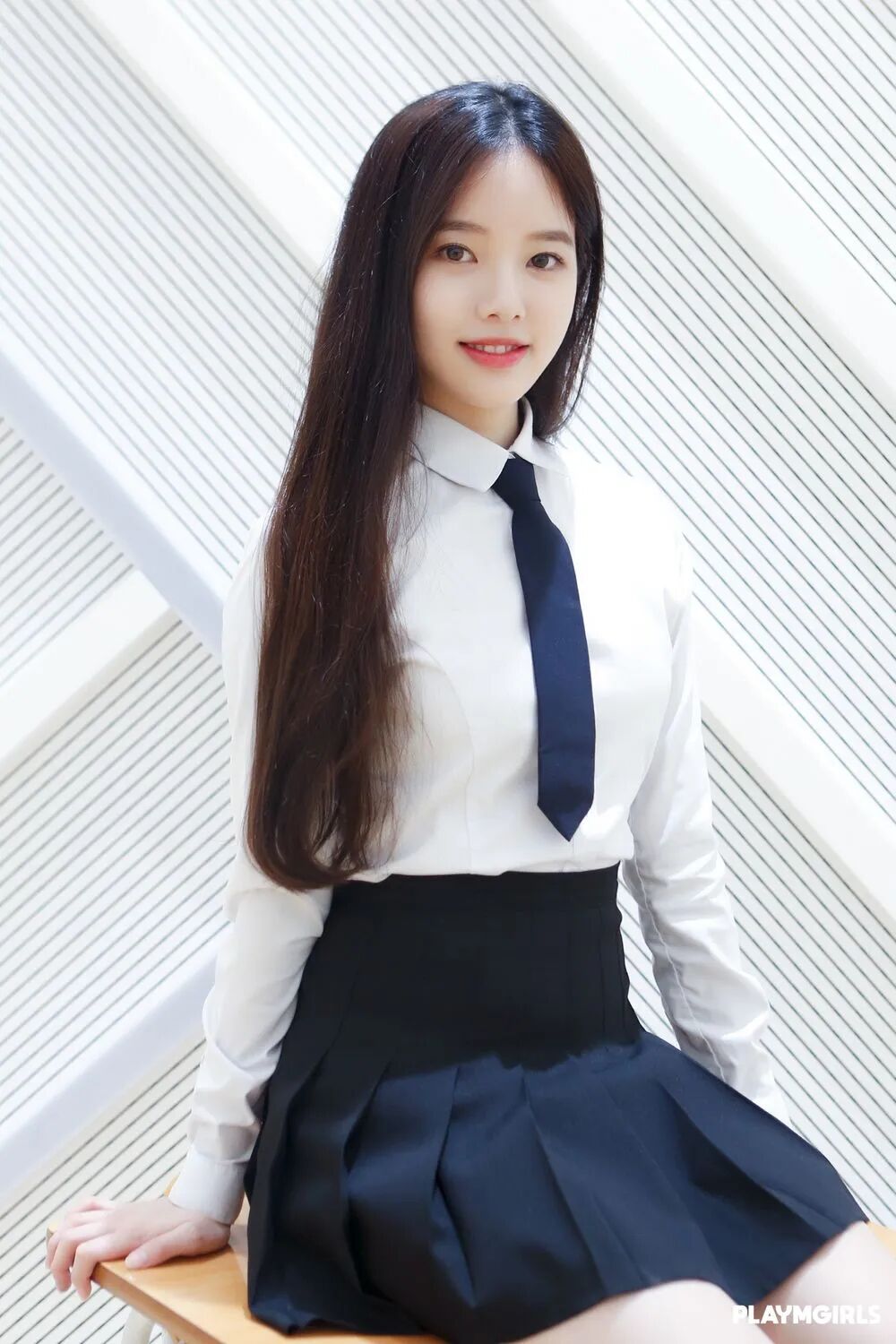 李秀珍此前出演过选秀节目《mixnine》,出演节目其时因为实力和颜值都