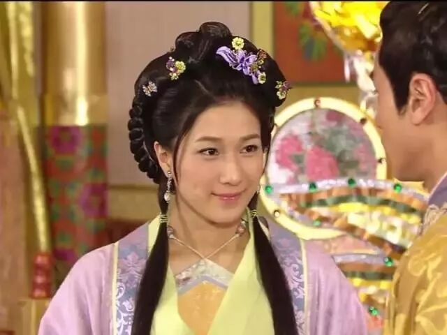 昔时的《公主嫁到》就让不少剧迷难忘,嘉欣饰演的吴四德正本是一名使