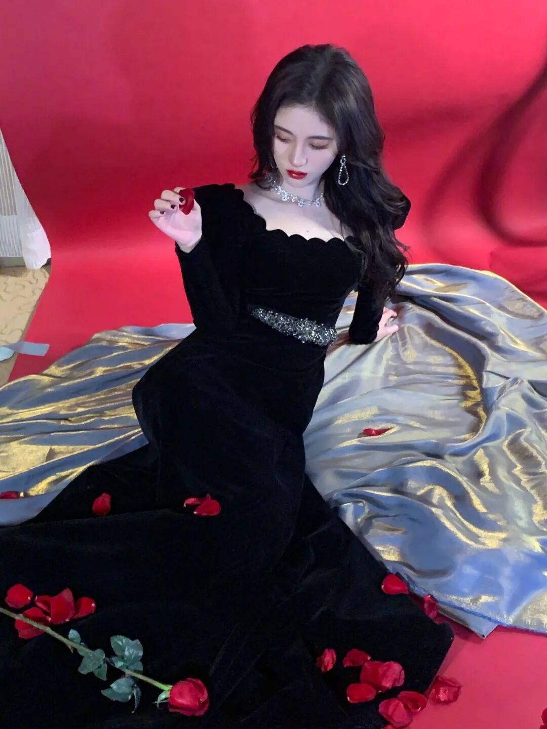 白色的蝴蝶绣在裙子上翩翩起舞,是哪位公主从城堡里溜出来了~////海风