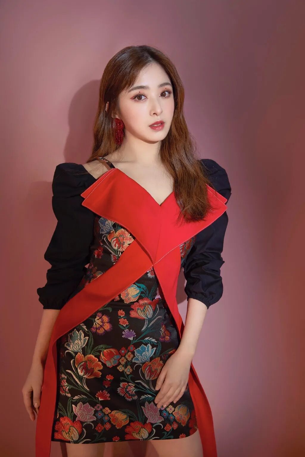 李斯丹妮和张含韵带来国风&rap碰撞舞台.李斯丹妮酷黑造型霸气外露!