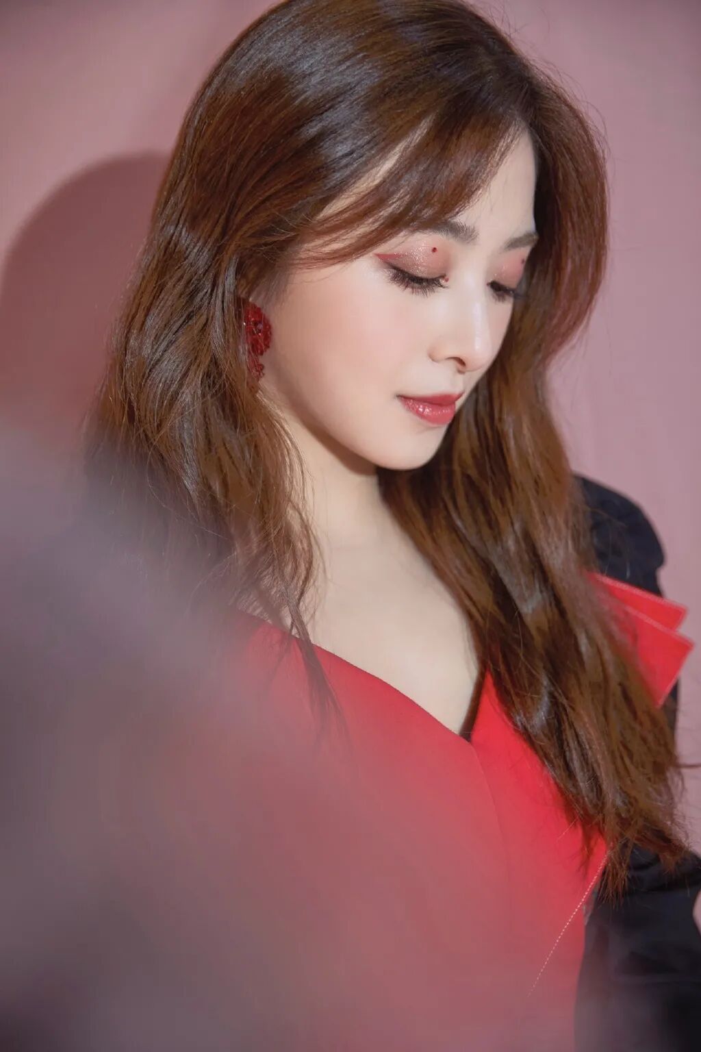 李斯丹妮和张含韵带来国风&rap碰撞舞台.李斯丹妮酷黑造型霸气外露!