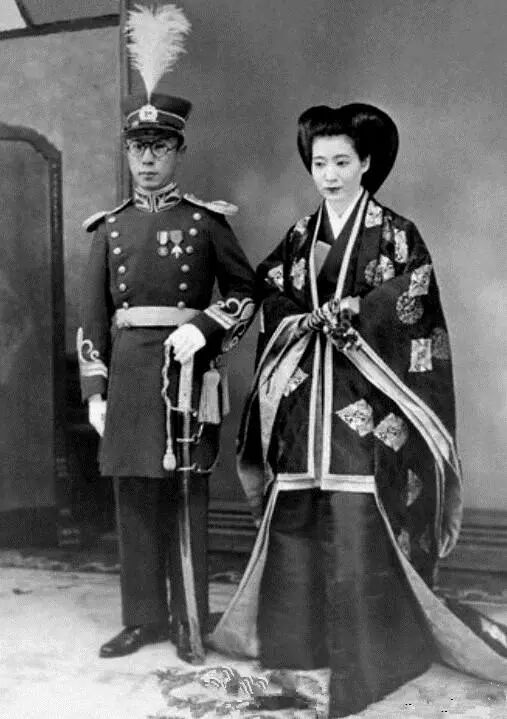 其时,嵯峨浩与溥杰共生了两个女儿离别是大女儿慧生和二女儿嫮生1957