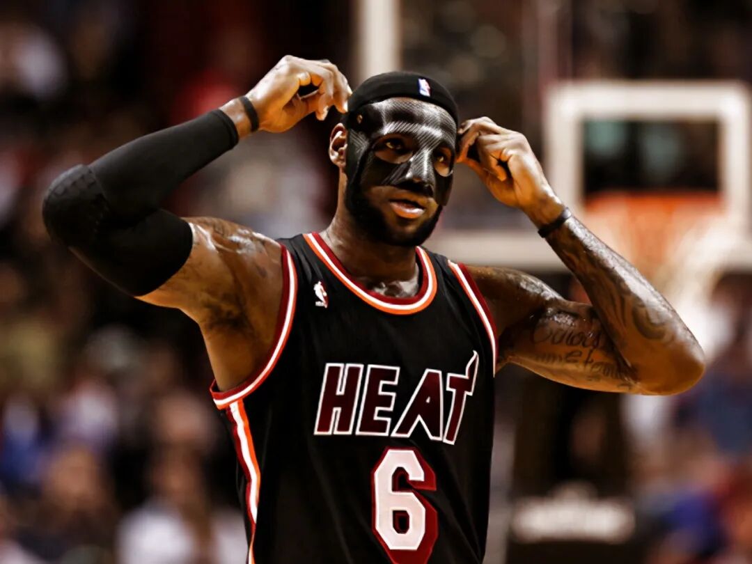 面具詹甚至强到强制联盟更改划定,一度禁止佩戴黑色面具,只因为詹姆斯