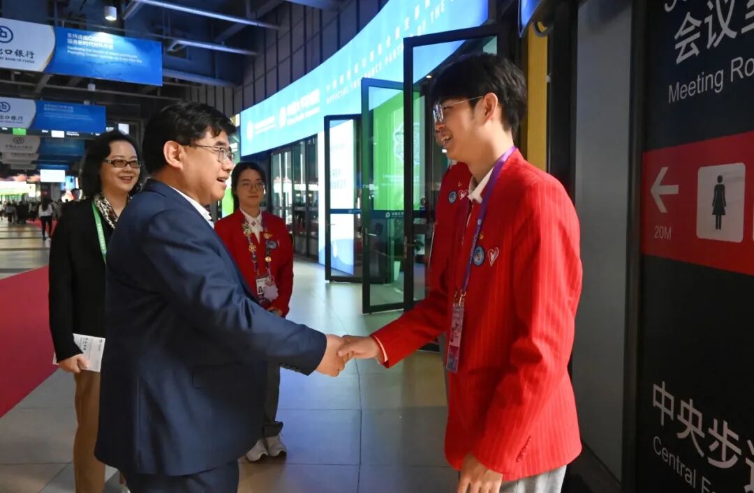 暖心慰问！6.0版立信“小叶子”燃情进博会！-小辉娱乐网