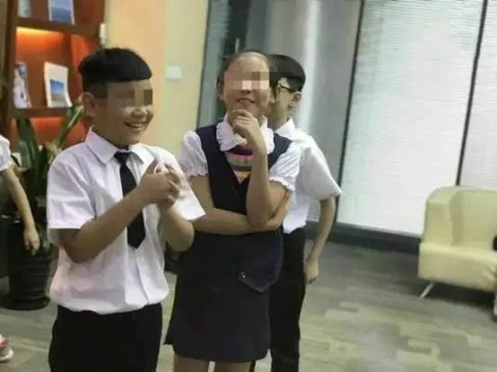 9岁儿子被连捅12刀去世，他不索赔，不接受道歉，在殡仪馆守了半年……-小辉娱乐网