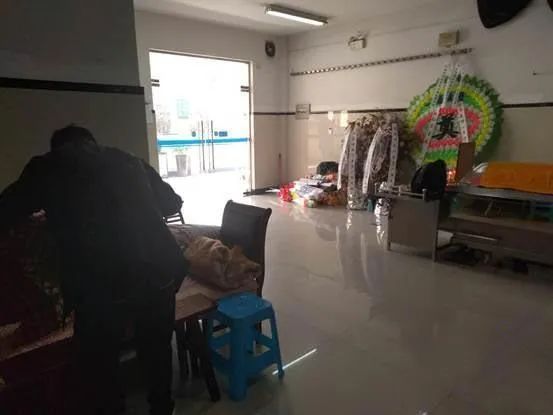 9岁儿子被连捅12刀去世，他不索赔，不接受道歉，在殡仪馆守了半年……-小辉娱乐网