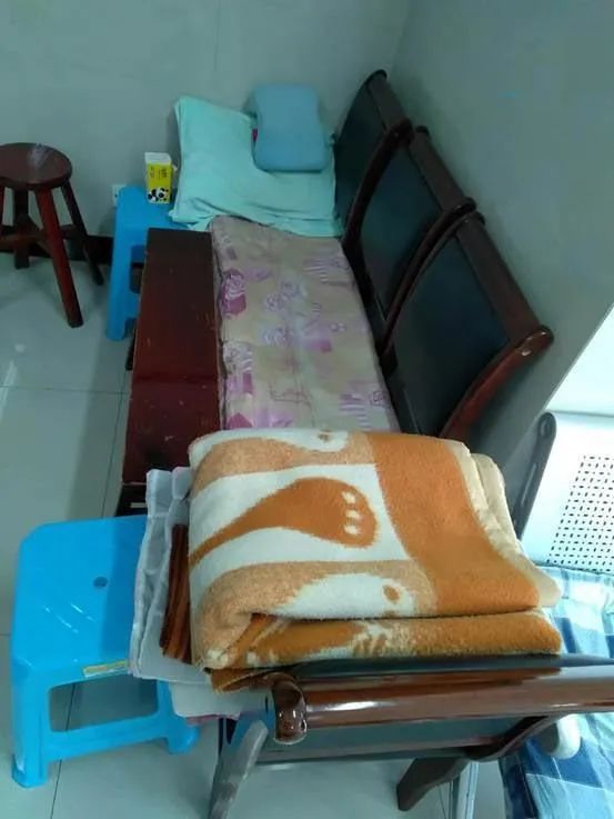 9岁儿子被连捅12刀去世，他不索赔，不接受道歉，在殡仪馆守了半年……-小辉娱乐网