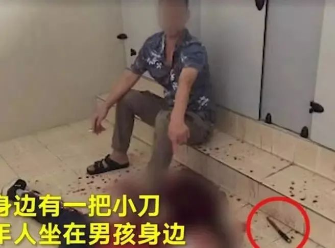 9岁儿子被连捅12刀去世，他不索赔，不接受道歉，在殡仪馆守了半年……-小辉娱乐网