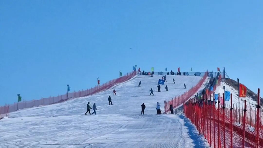 百湖冰雪季 冬日“油”乐园 | 欢乐冰雪 银湖山滑雪场首滑开板-小辉娱乐网