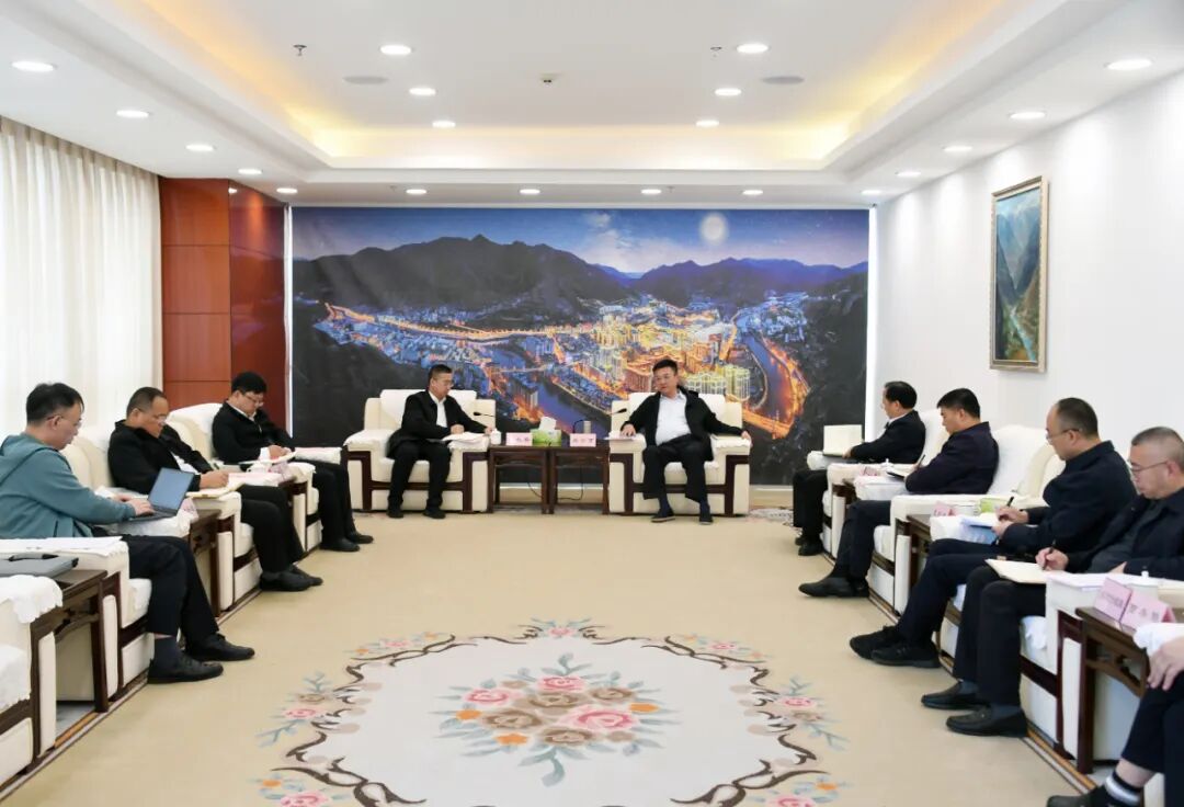 龚会才与施长春一行座谈