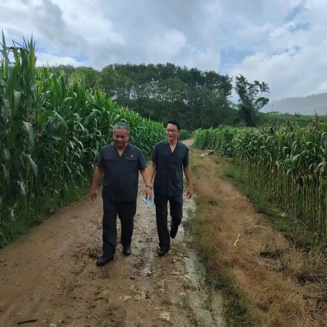 “时代楷模”鲍卫忠-小辉娱乐网