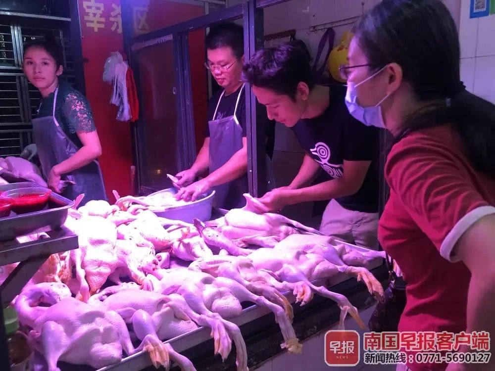 南宁官塘菜市此时禽类区已经是市场中最热闹的地方每个摊主都在忙着杀鸭