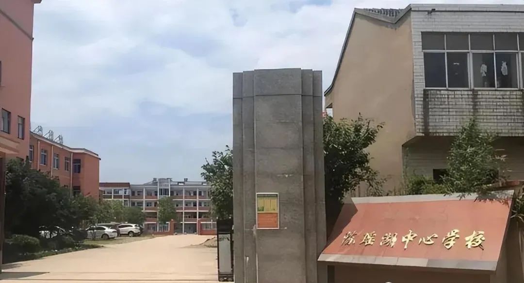 “我宁愿死，也不道歉！”安徽一男教师，因拒绝赔偿学生930块钱，决然从桥上跳下…-小辉娱乐网