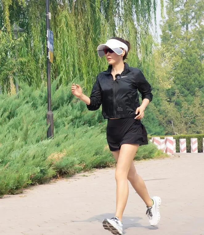 51岁歌手孙悦参加天津马拉松！-小辉娱乐网