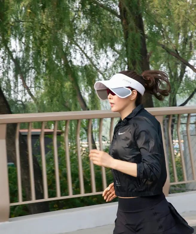 51岁歌手孙悦参加天津马拉松！-小辉娱乐网