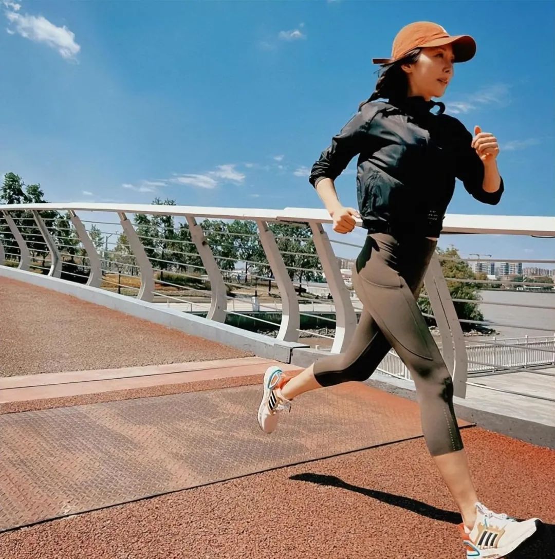 51岁歌手孙悦参加天津马拉松！-小辉娱乐网