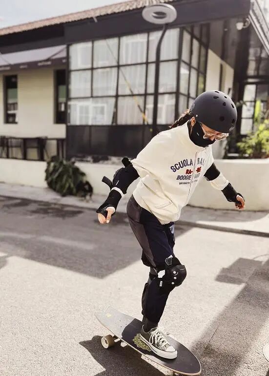 51岁歌手孙悦参加天津马拉松!-小辉娱乐网