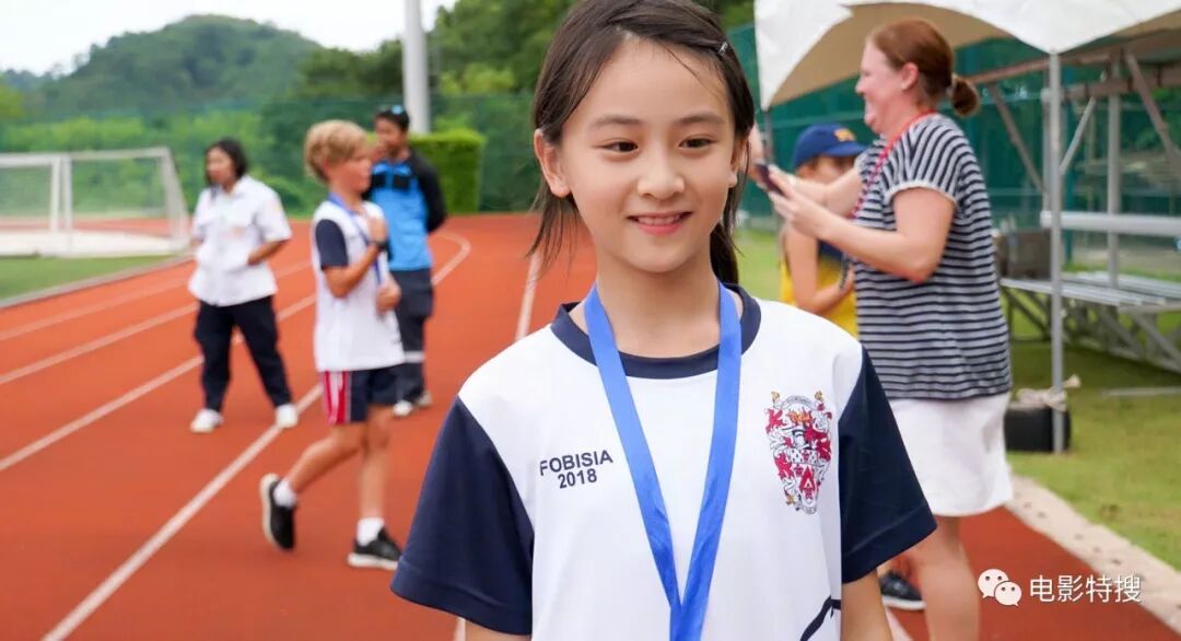 田亮10岁女儿森碟近照曝光出落成亭亭玉立的少女才10岁腿比田亮还长