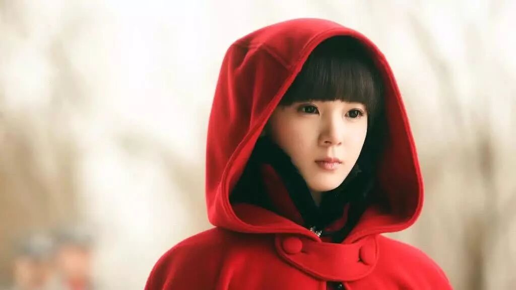 说到岳绮罗这个角色让人特别喜欢,红色斗篷加上萝莉脸这个角色让人