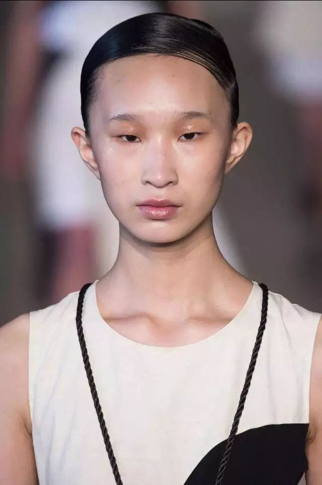 西方人审美的"东方美"高级脸越来越多的出现在秀场t台上,比如独具东方