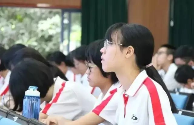 即使学生穿着相同的校服，老师也能一眼看出家境的不同，很现实！