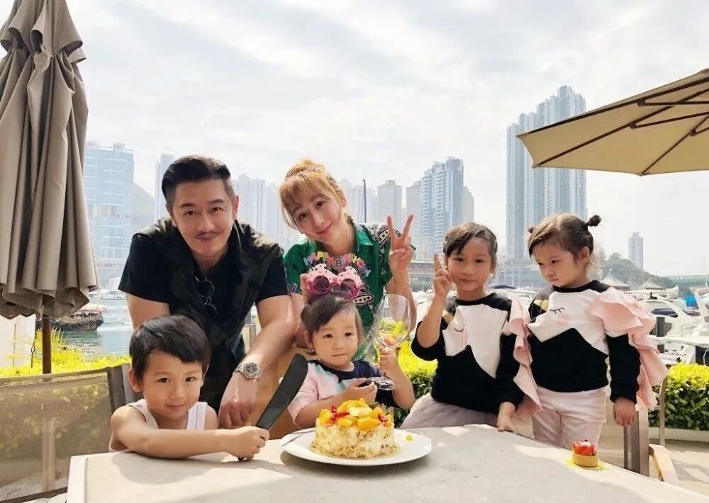 陈浩民被曝将搬离200平复式豪宅四个孩子经济压力大如今全靠妻子蒋