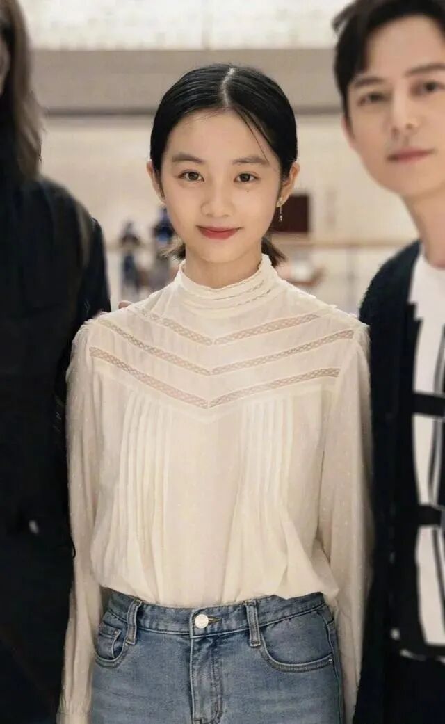 不少网友谈论:照片中的黄多多长相清纯,既有少女的矫捷,也有成熟女人