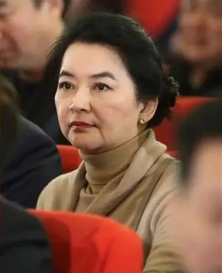 然而62岁的胡慧中,现状被媒体曝光,人们发现:往日的大丽人在自拍中,虽