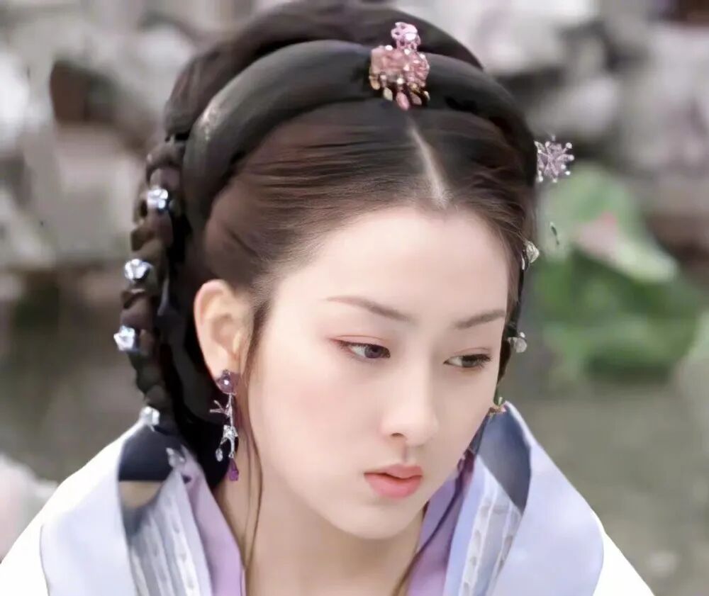 在古装剧《大唐歌飞》中饰演"尹梦荷",唐国强,吕丽萍为其作配,而女