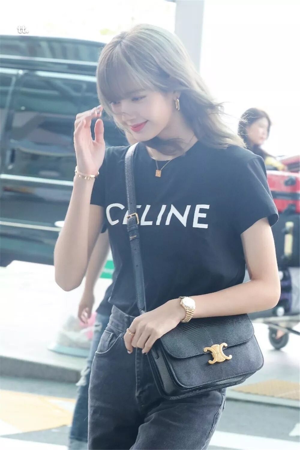 这只triomphe 手袋在 lisa 的街拍中出镜率很高,是 hedi 上任后推出的